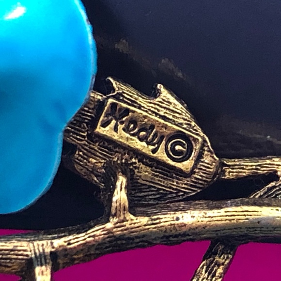 Vintage Enameled Blue Daisy Brooch by Hedy - Picture 3 of 5